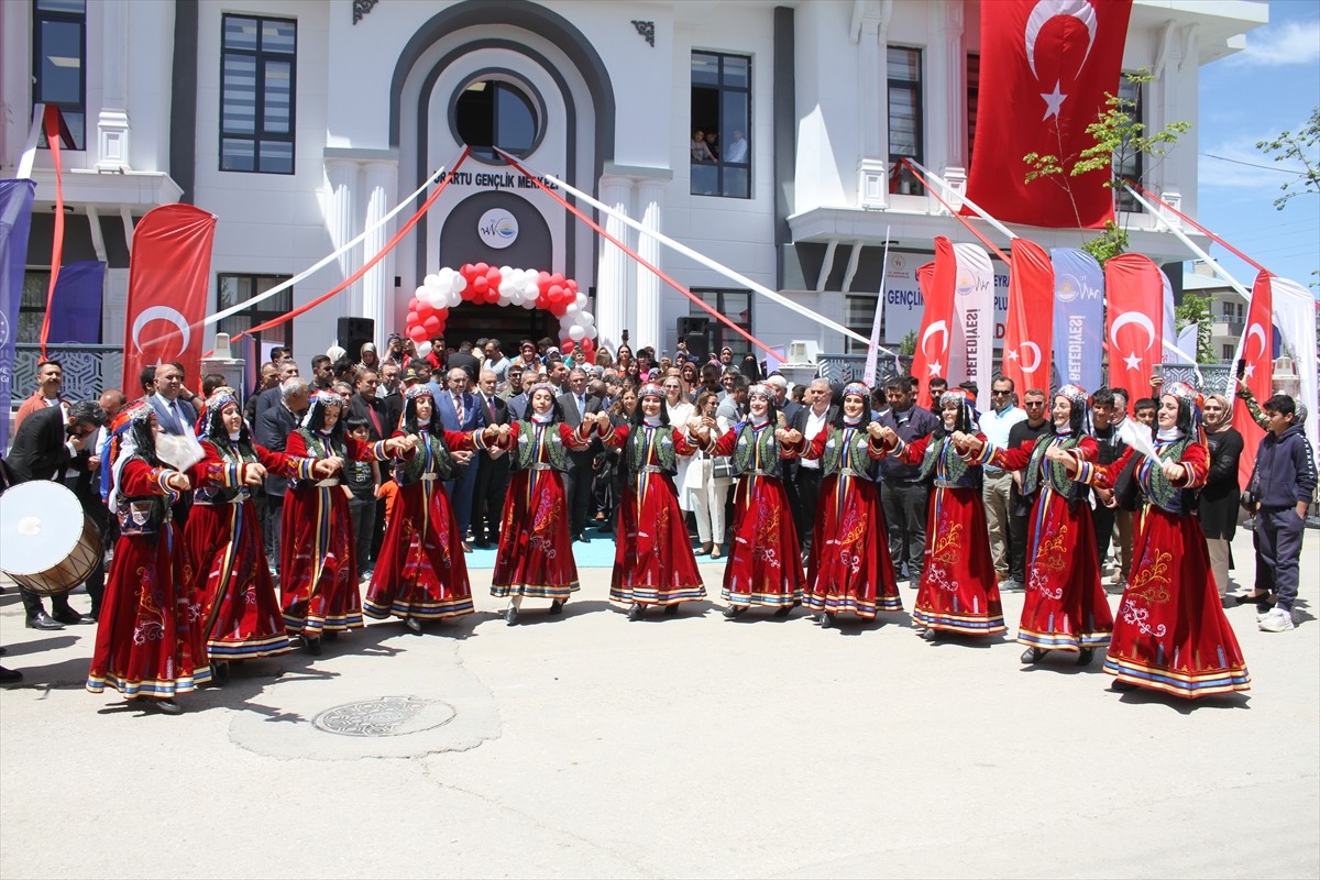 Van Büyükşehir Belediyesince yapımı tamamlanan 4 gençlik merkezi törenle hizmete açıldı.