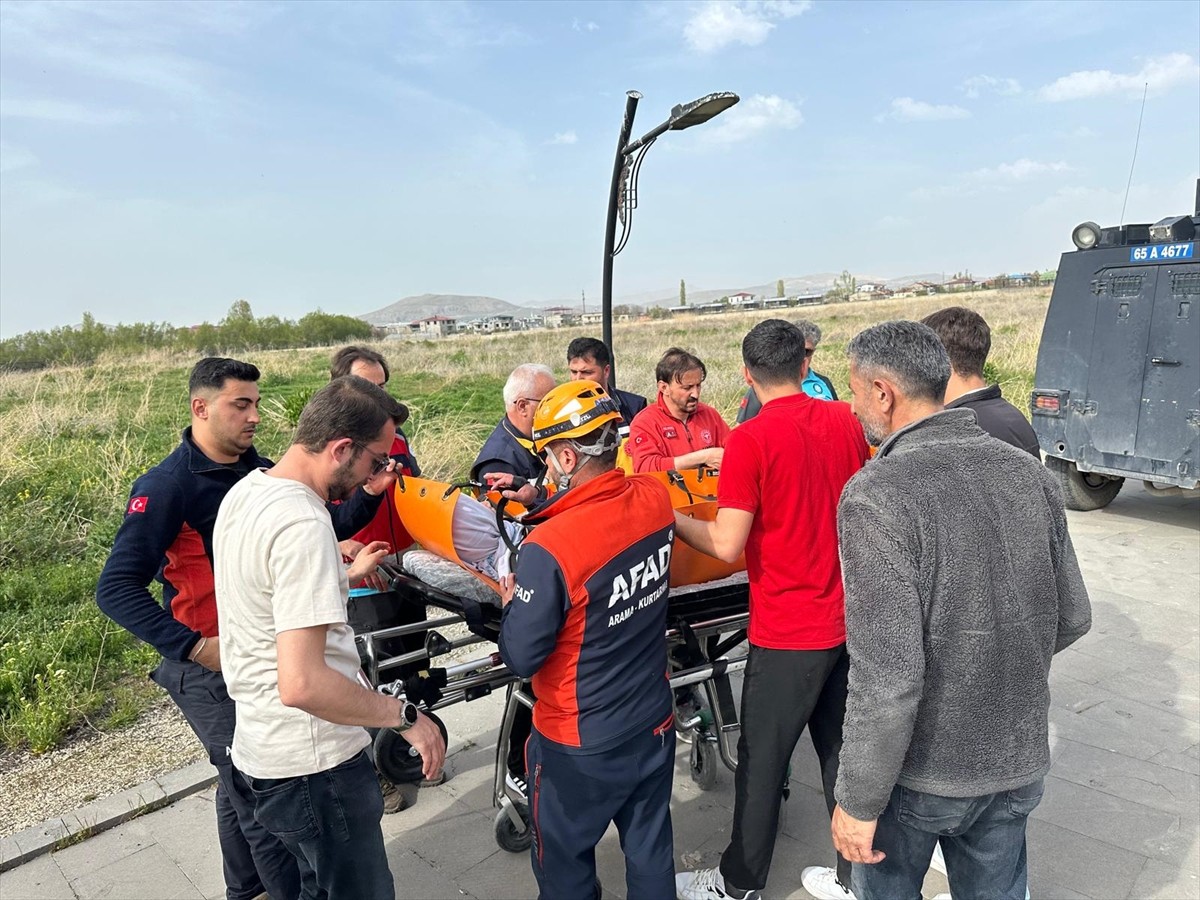  Van Kalesi'nde kayalık alandan düşen ve ayağı kırılan 68 yaşındaki kadın, mahsur kaldığı yerden...