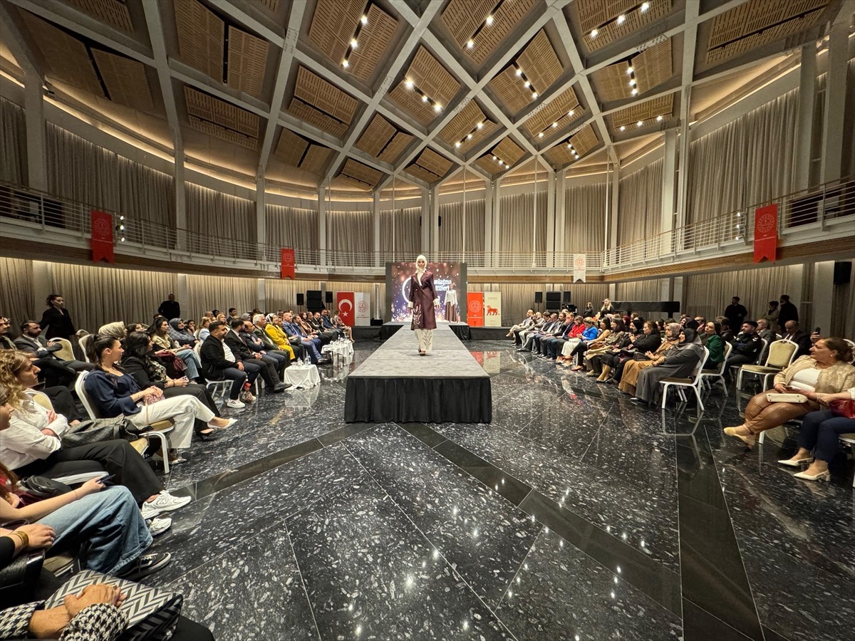 Van Olgunlaşma Enstitüsünce tarihi ve geleneksel kilim motifleri kullanılarak hazırlanan kıyafet...