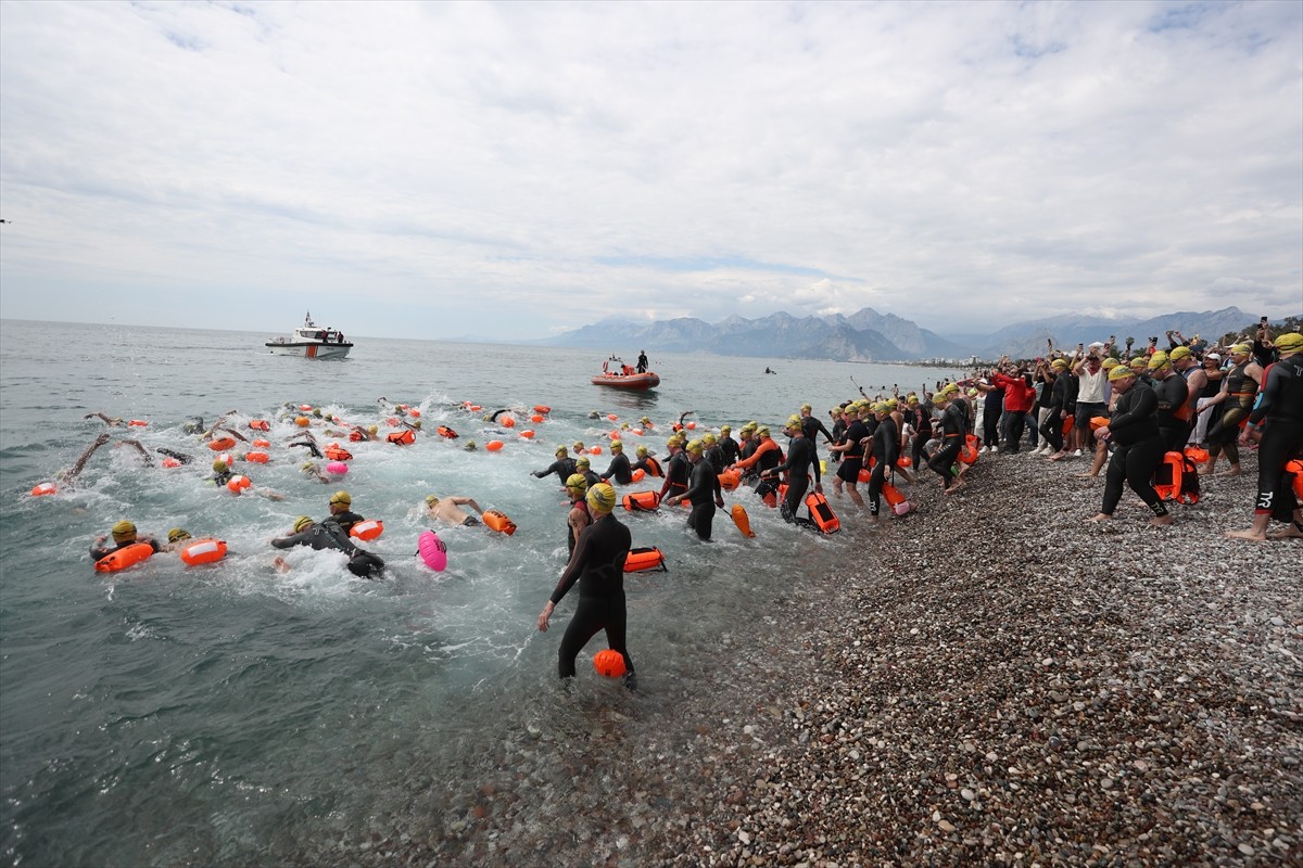X-Waters Antalya Uluslarararası Su Sporları Festivali kapsamında yüzme yarışları yapıldı.