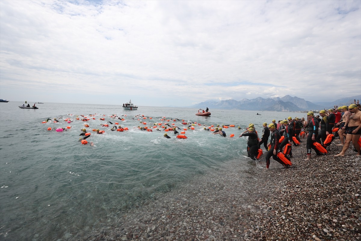 X-Waters Antalya Uluslarararası Su Sporları Festivali kapsamında yüzme yarışları yapıldı.