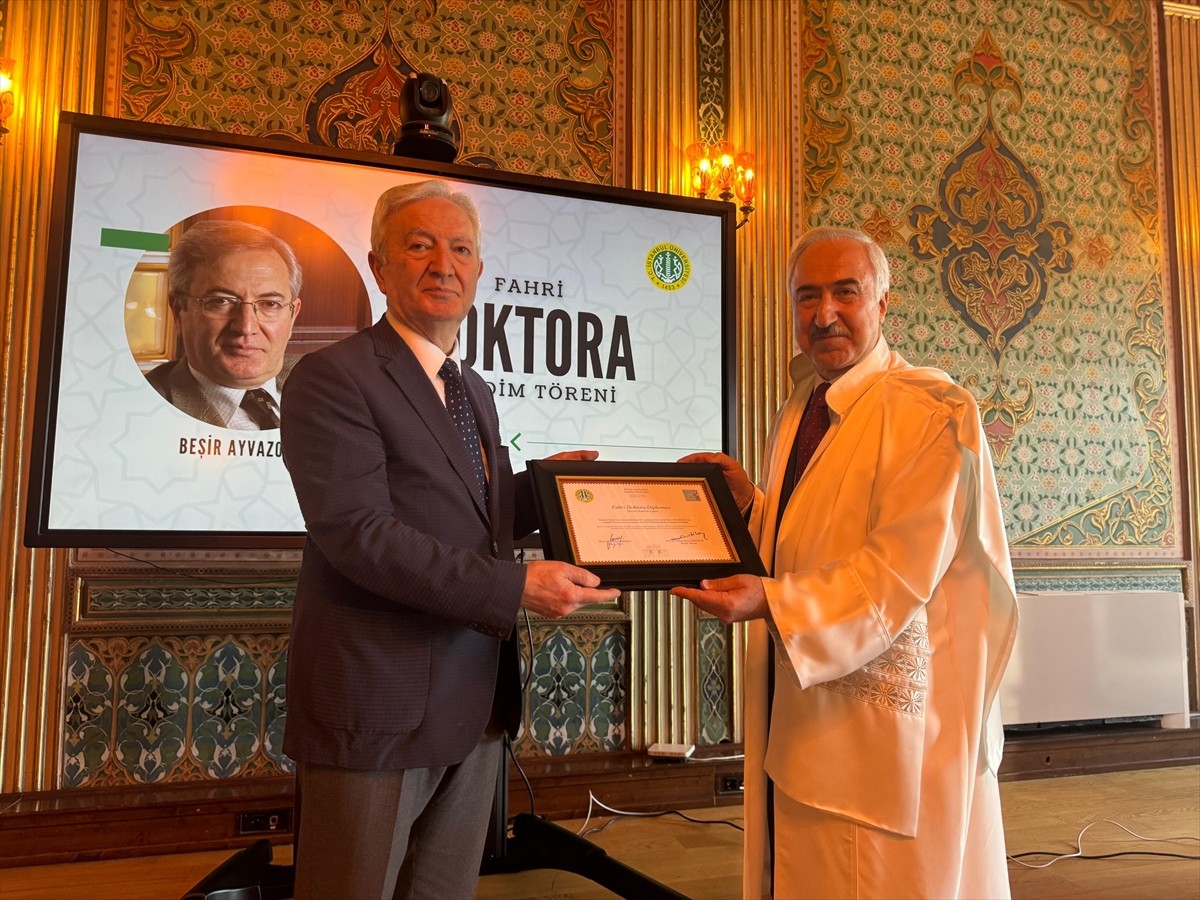 Yazar Beşir Ayvazoğlu'na (solda) İstanbul Üniversitesi (İÜ) tarafından "fahri doktora" ünvanı...
