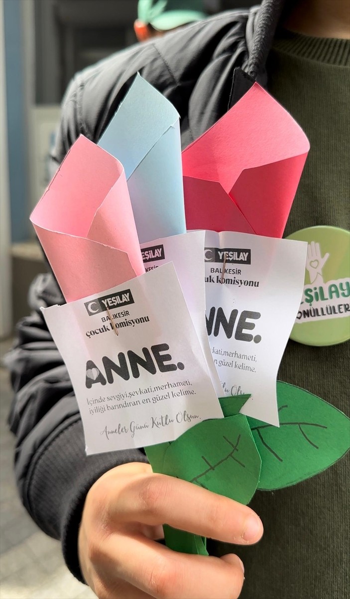 Yeşilay Balıkesir Şubesi Çocuk Komisyonu gönüllüleri, Anneler Günü dolayısıyla kendi el...