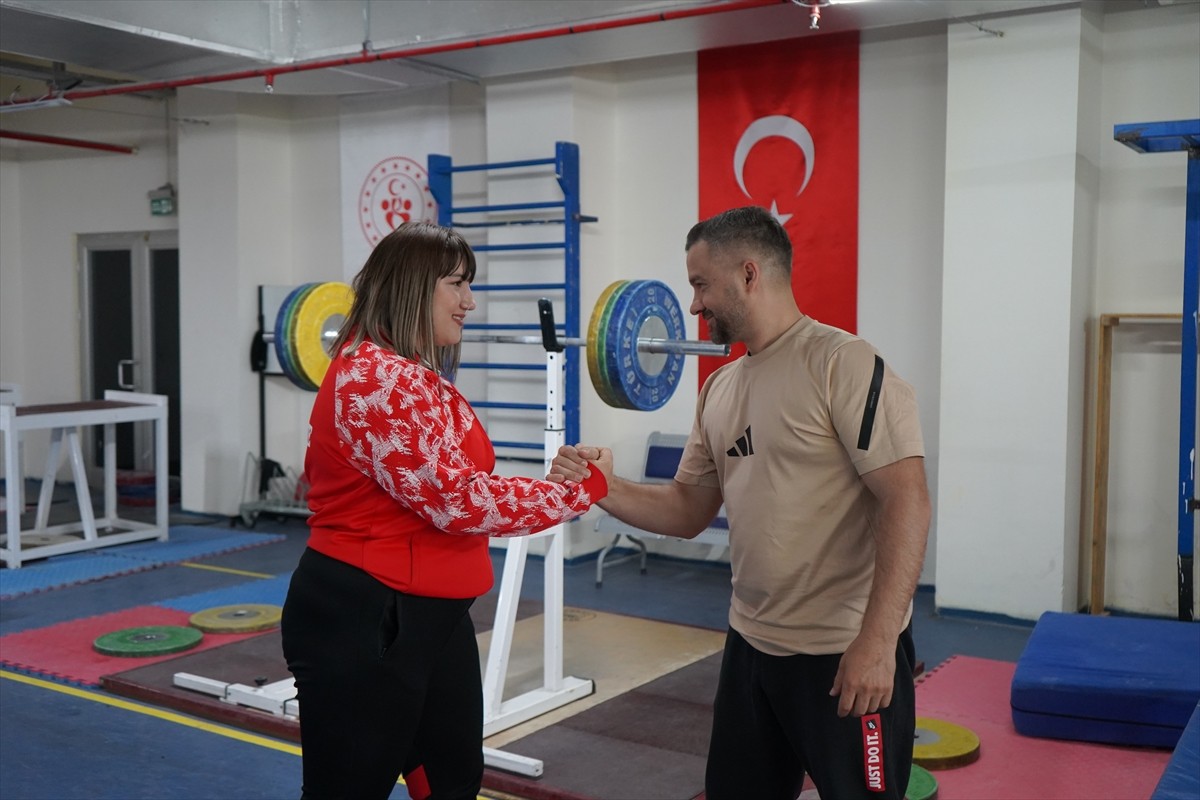 Yıldızlar ve Gençler Dünya Halter Şampiyonası'nda genç kadınlar +87 kiloda toplamda altın...