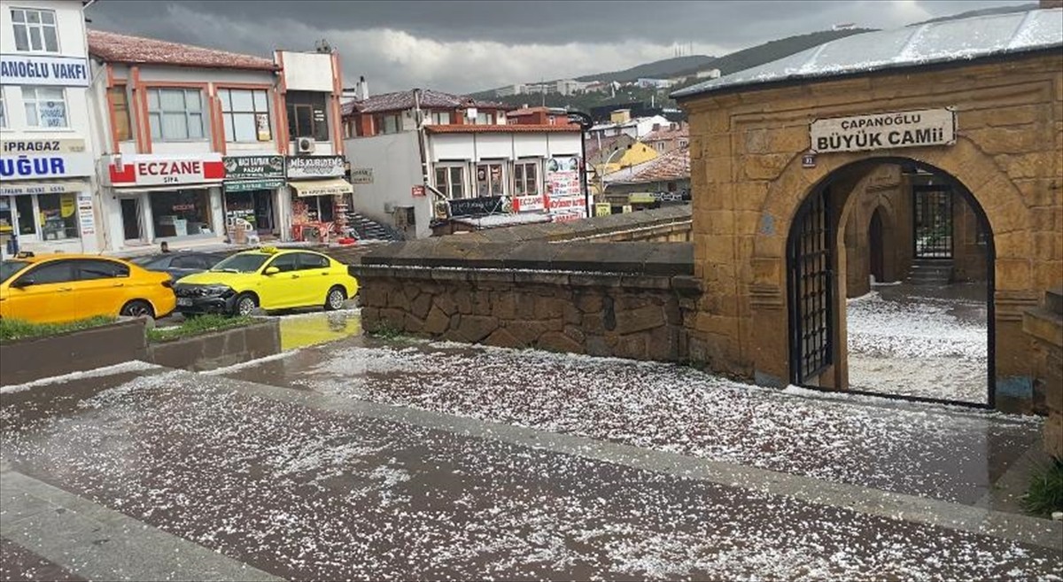 Yozgat'ta etkili olan dolu ve sağanak, yaşamı olumsuz etkiledi. Dolu nedeniyle araçların üstü ve...