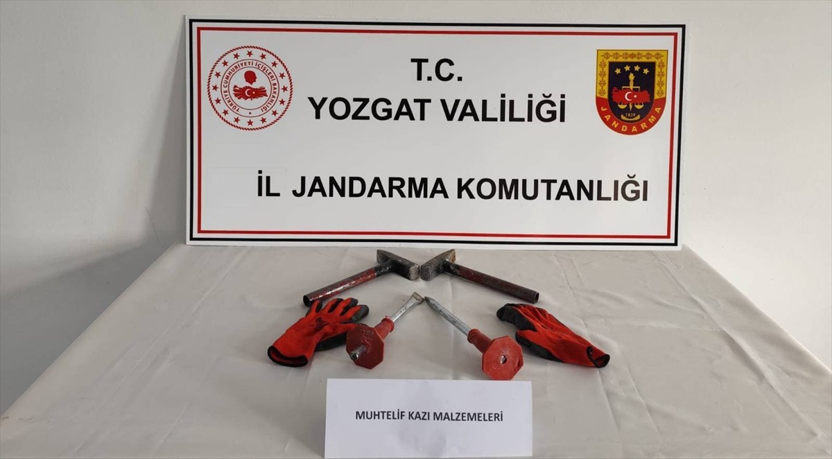 Yozgat'ta izinsiz kazı yapan 5 şüpheli gözaltına alındı. Alanda çeşitli kazı malzemeleri ele...