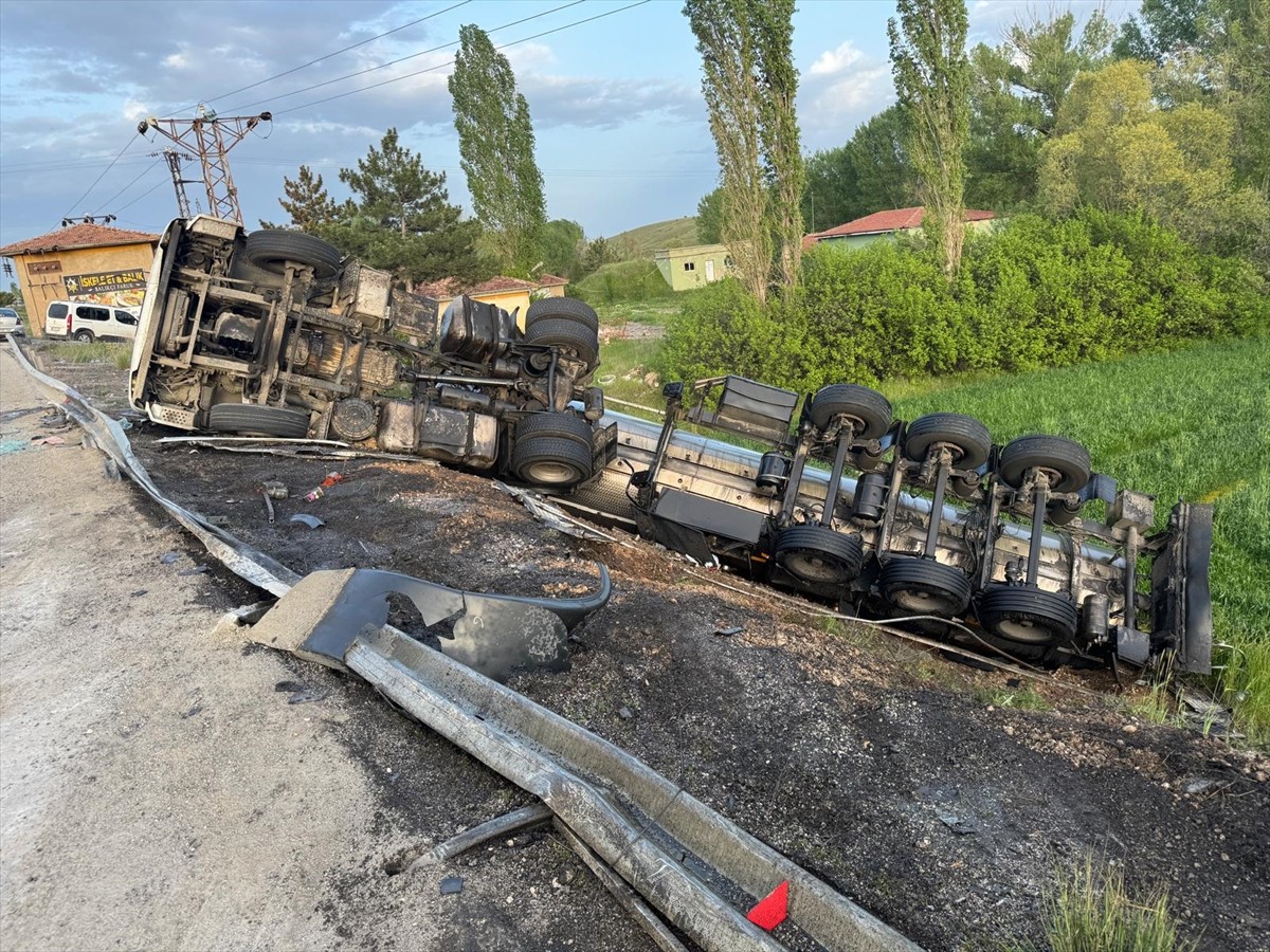 Yozgat'ta soya yağı yüklü tırın devrilmesi sonucu sürücü yaralandı. 