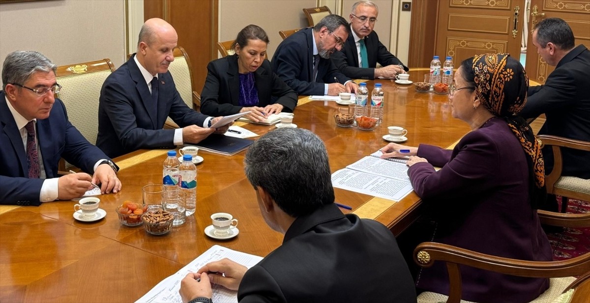 Yükseköğretim Kurulu (YÖK) Başkanı Erol Özvar (sol 4), Türkmenistan ile bilişim, yapay zeka...