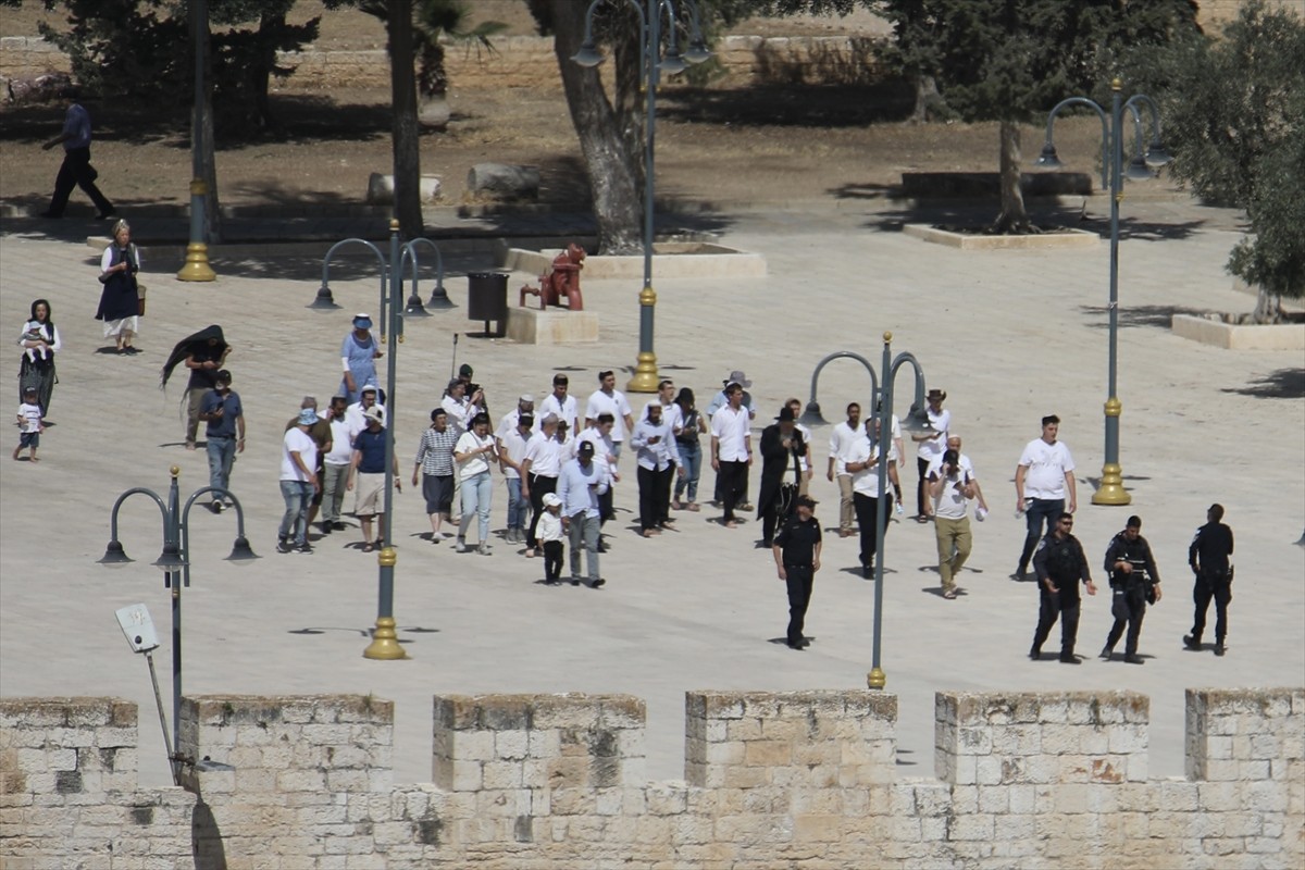 Yüzlerce fanatik Yahudi’nin Doğu Kudüs’ün İsrail tarafından işgalinin 58. yılı dolayısıyla İsrail...