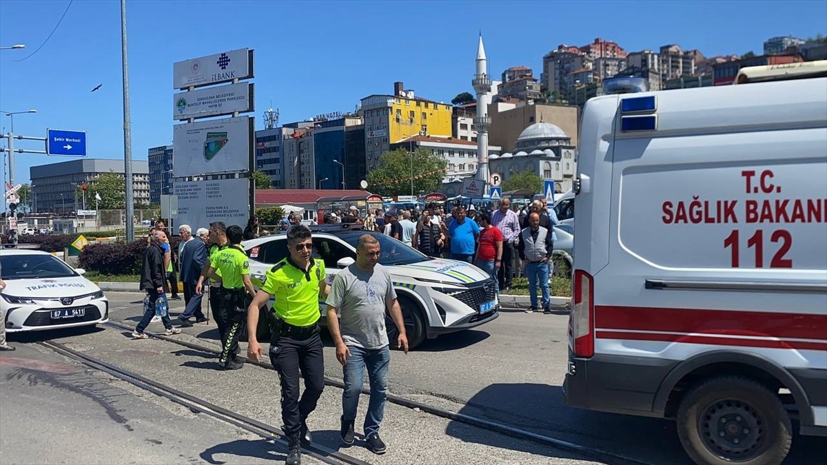 Zonguldak'ta tırın çarpması sonucu 80 yaşındaki yaşlı kadın hayatını kaybetti. Ekipler kaza...