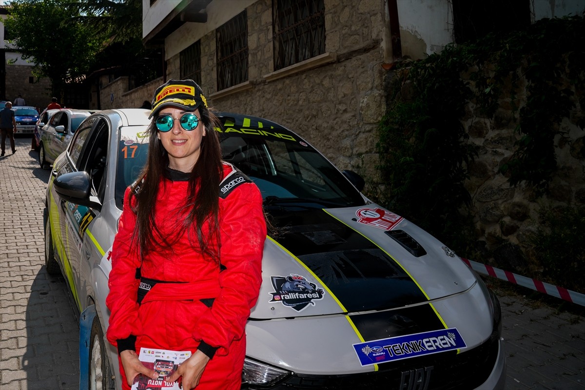 49. Hitit Rallisi, başkentin tarihi ilçesi Beypazarı'nda renkli görüntülerle başladı....