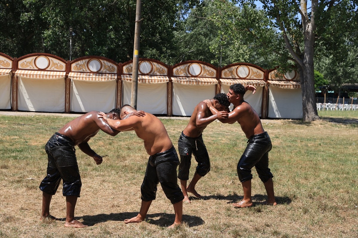  664. Tarihi Kırkpınar Yağlı Güreşleri öncesi hazırlıklarını sürdüren Edirneli pehlivanlar, iş...