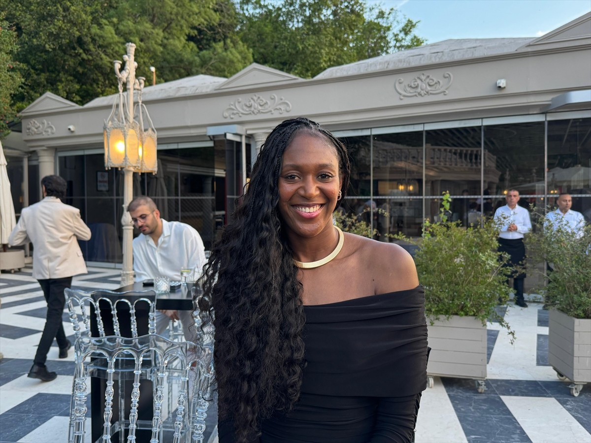 A Milli Kadın Voleybol Takımı oyuncuları Sinead Jack-Kısal, AA muhabirine açıklamalarda...