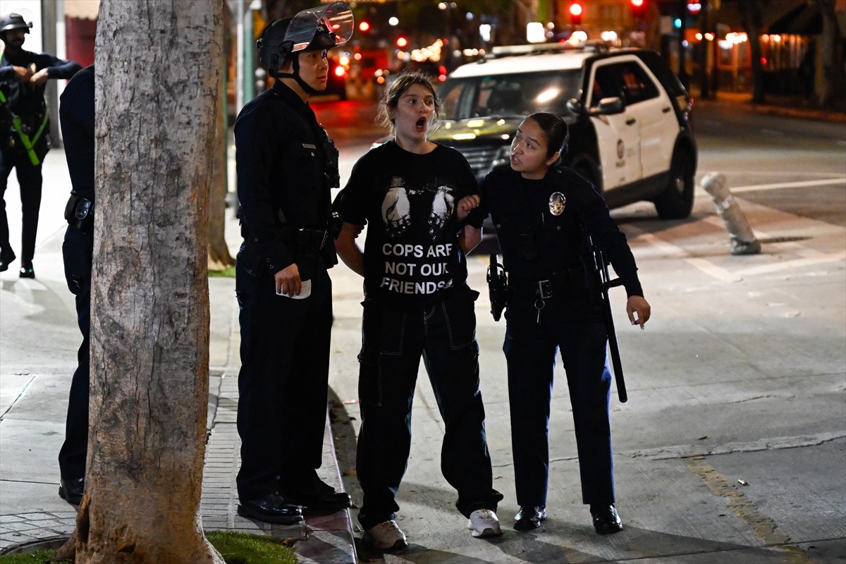 ABD'nin günlerdir düzensiz göçmenlere destek protestolarına sahne olan Los Angeles kentinde, şehir...