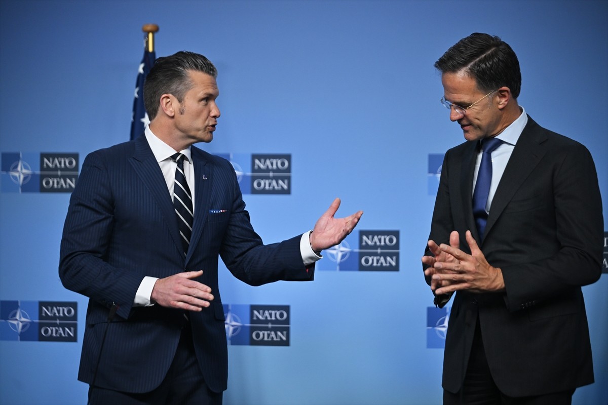 ABD Savunma Bakanı Pete Hegseth, Brüksel'deki karargahta düzenlenen NATO Savunma Bakanları...
