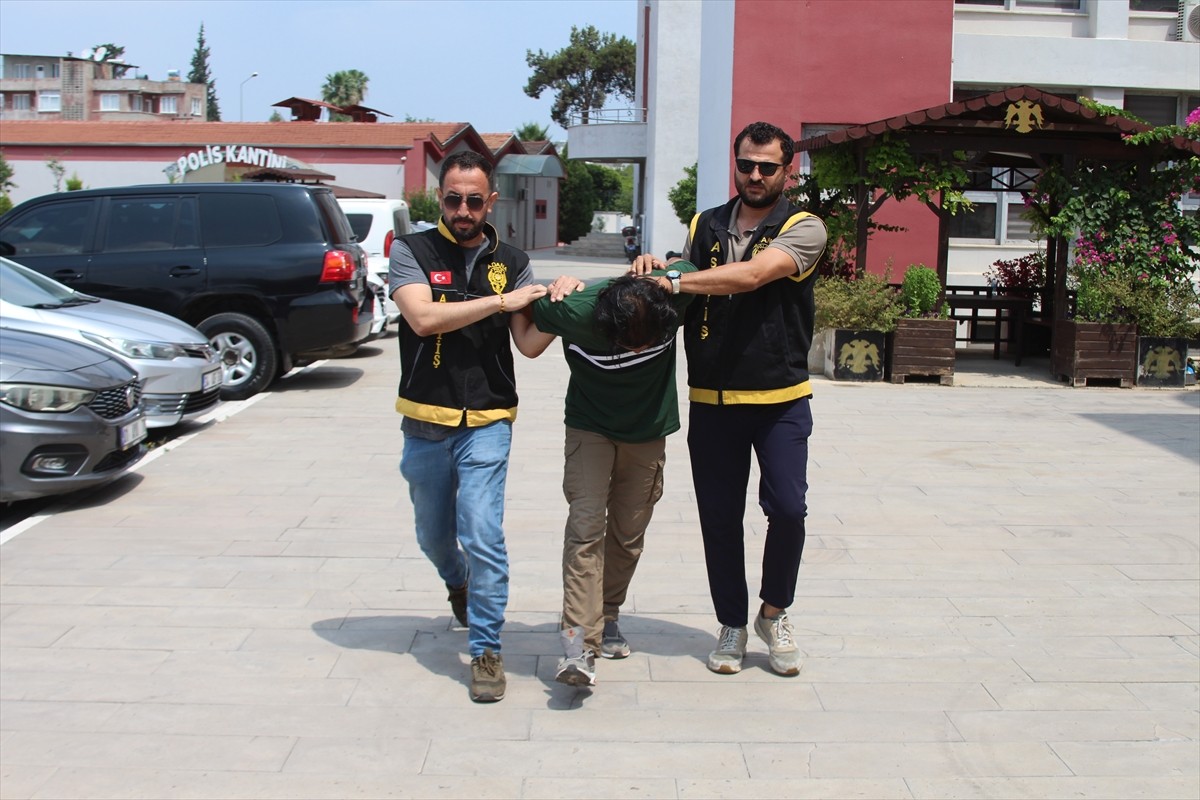 Adana'da 2 genci otoyol kenarında darbeden şüpheli, adli kontrol şartıyla serbest bırakıldı.