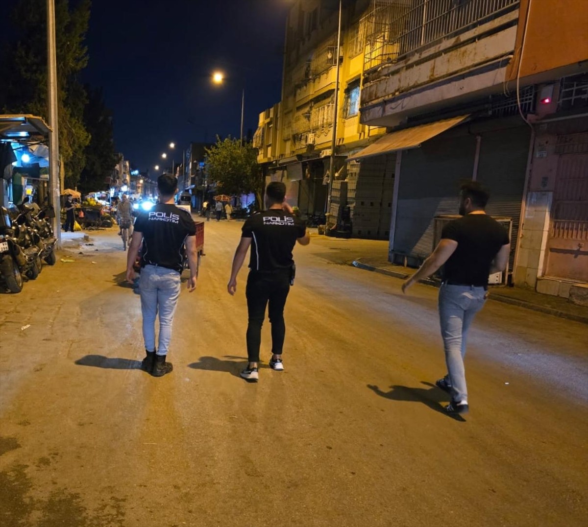 Adana'da narkotik ekiplerince düzenlenen uyuşturucu operasyonlarında 63 zanlı yakalandı.