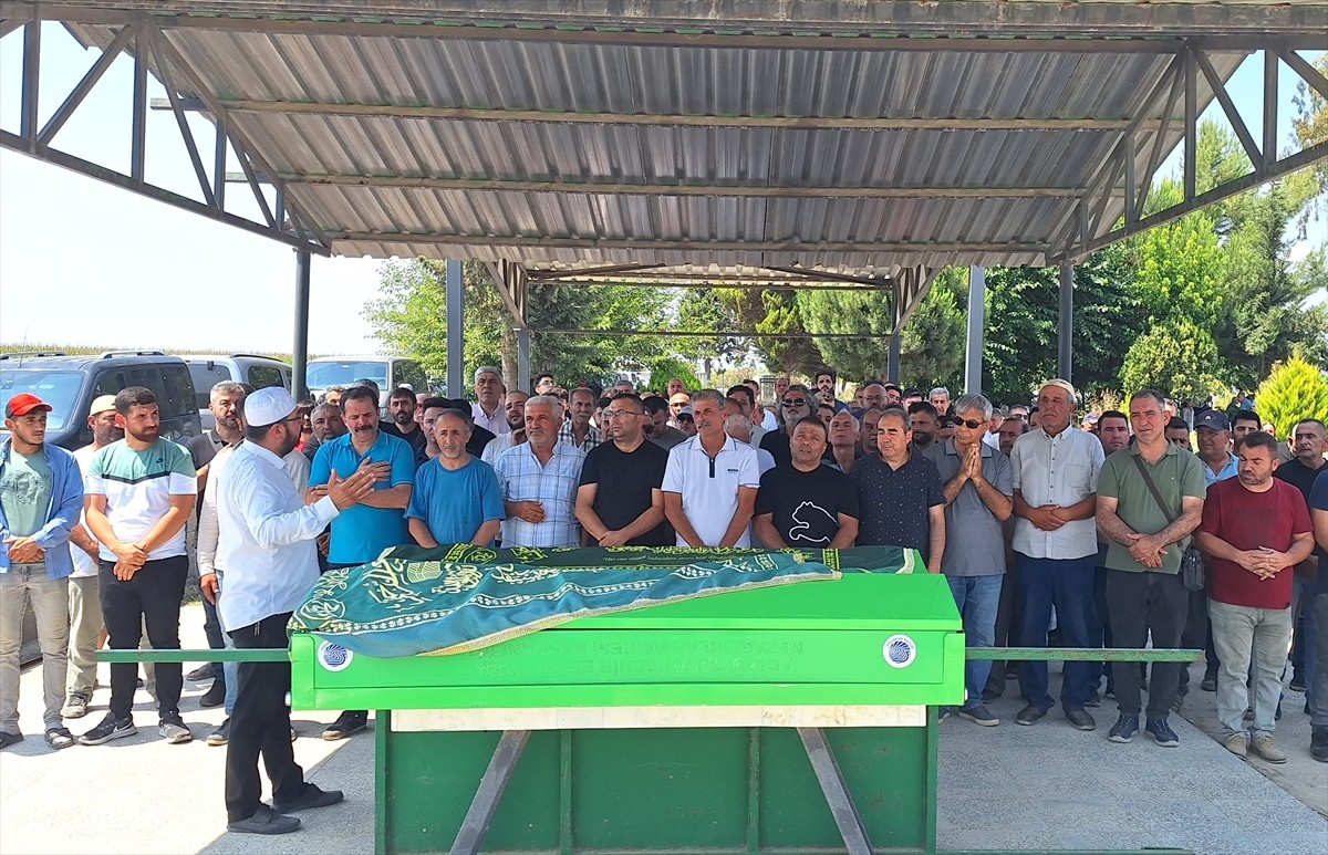 Adana'da sulama kanalına devrilen pikaptaki baba ve iki kızı hayatını kaybetti. Cenazeler...