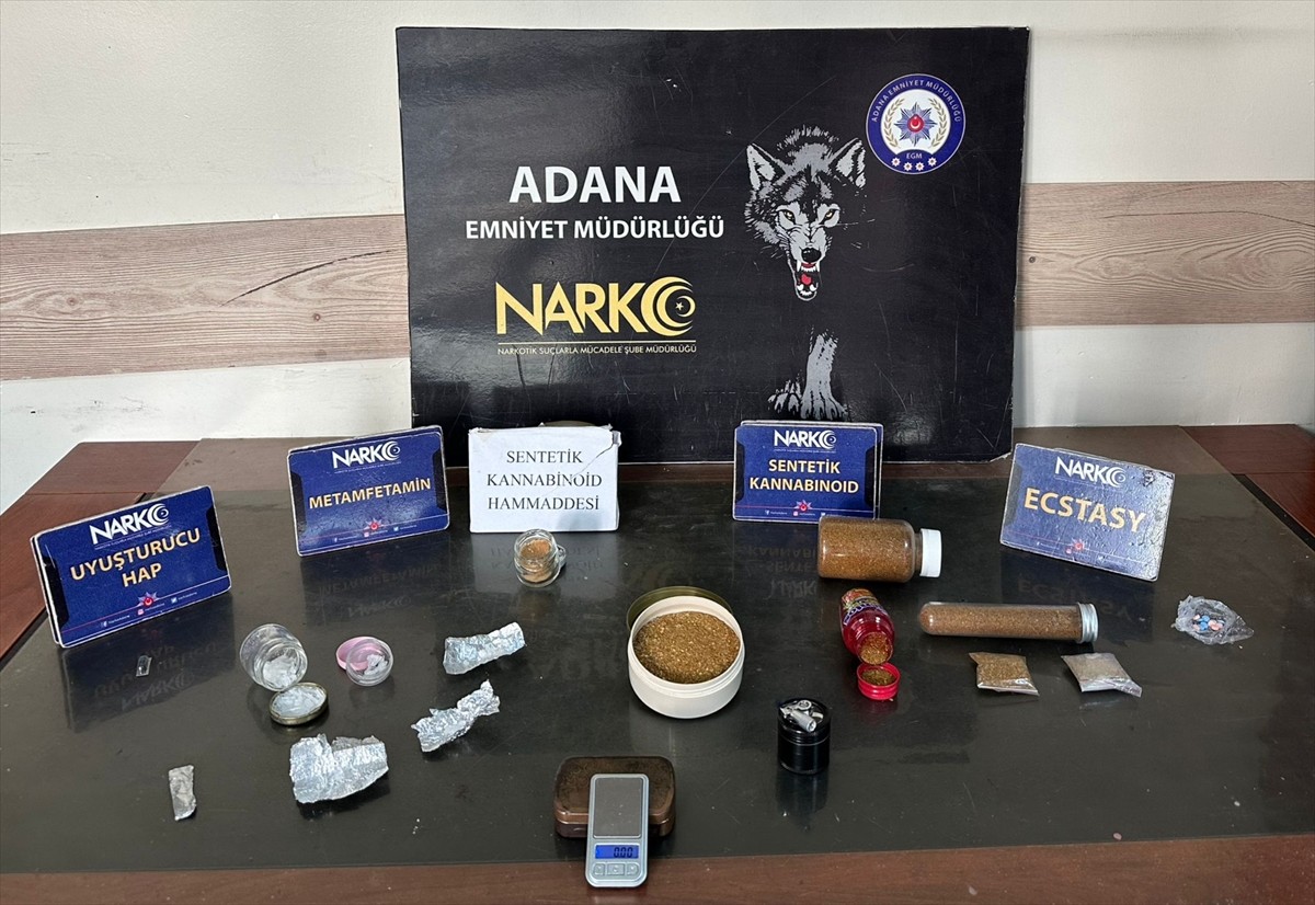 Adana'da uyuşturucu satıcılarına yönelik operasyonda gözaltına alınan 7 şüpheliden 6'sı...