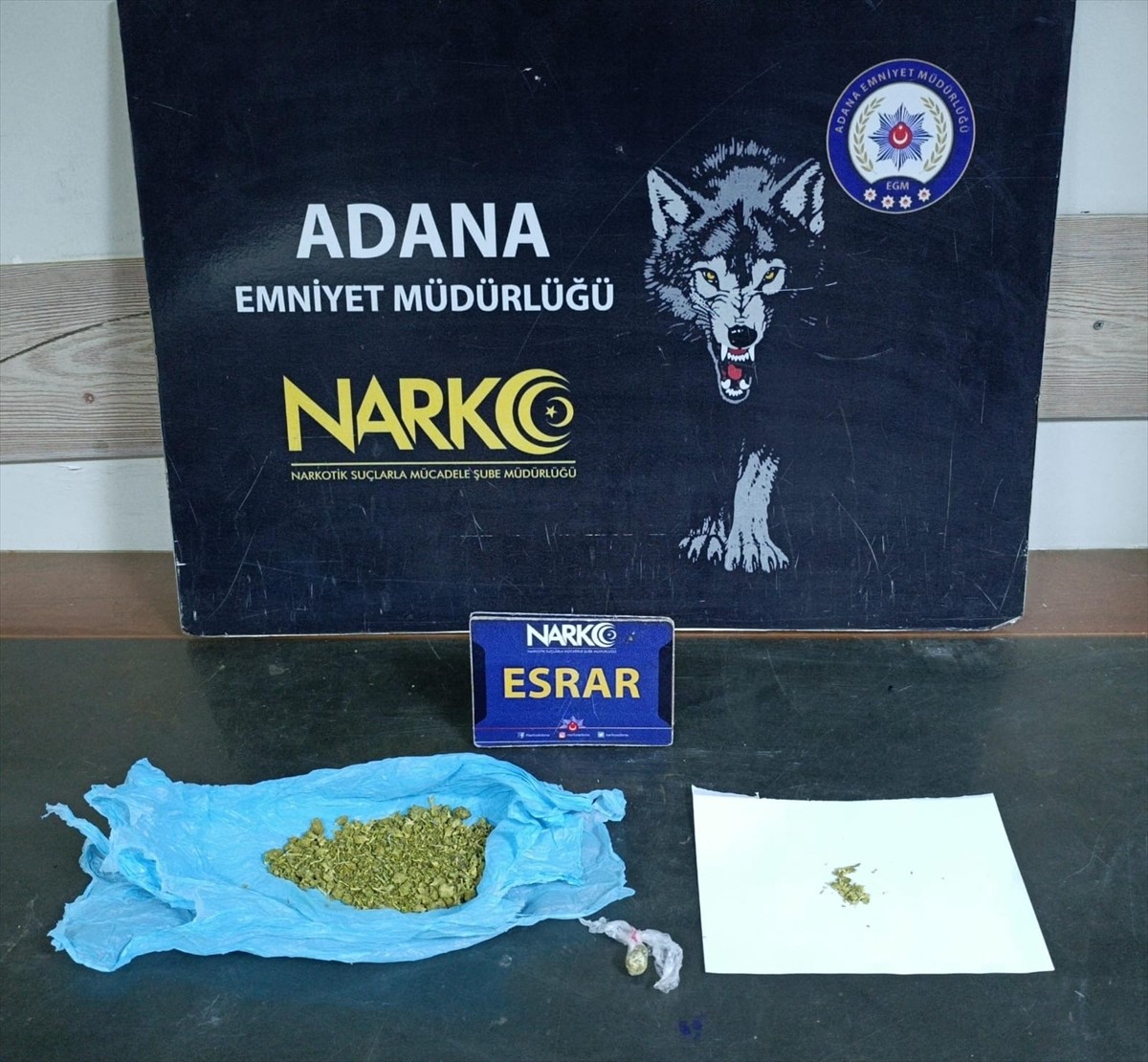 Adana'da uyuşturucu satıcılarına yönelik operasyonda gözaltına alınan 7 zanlıdan 5'i tutuklandı....