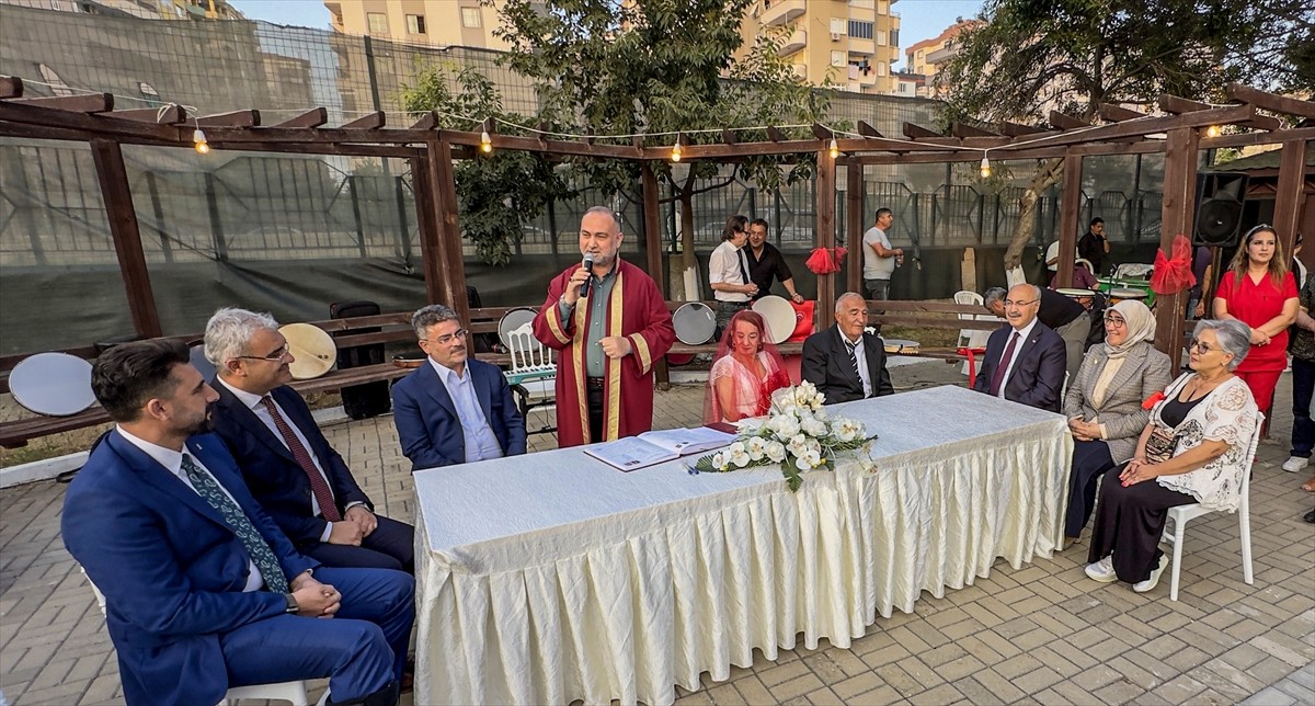 Adana'nın Çukurova ilçesinde kaldıkları huzurevinde tanışan Mustafa Demirbaş ile Sultan Semra...