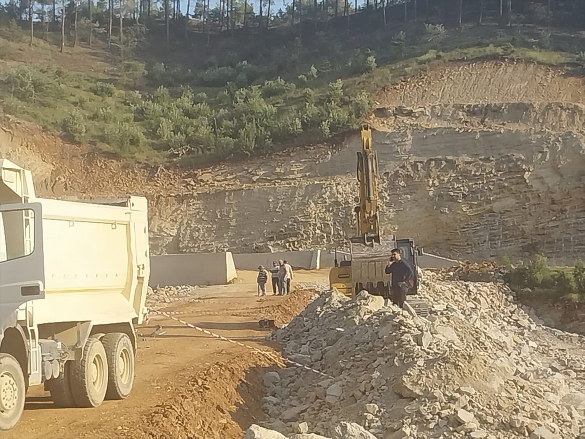 Adana'nın Feke ilçesinde yapımı süren gölet inşaatında meydana gelen göçükte bir işçi hayatını...