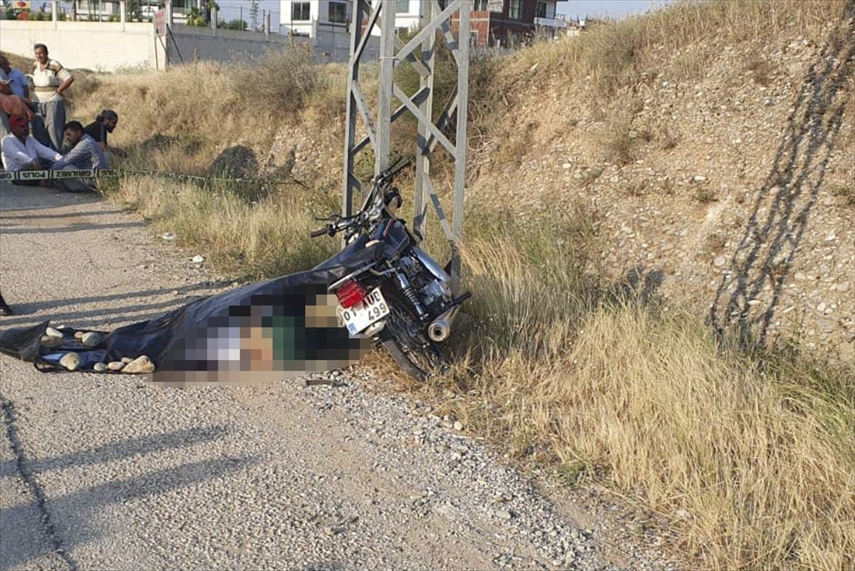 Adana'nın merkez Sarıçam ilçesinde elektrik direğine çarpan motosikletin sürücüsü hayatını...
