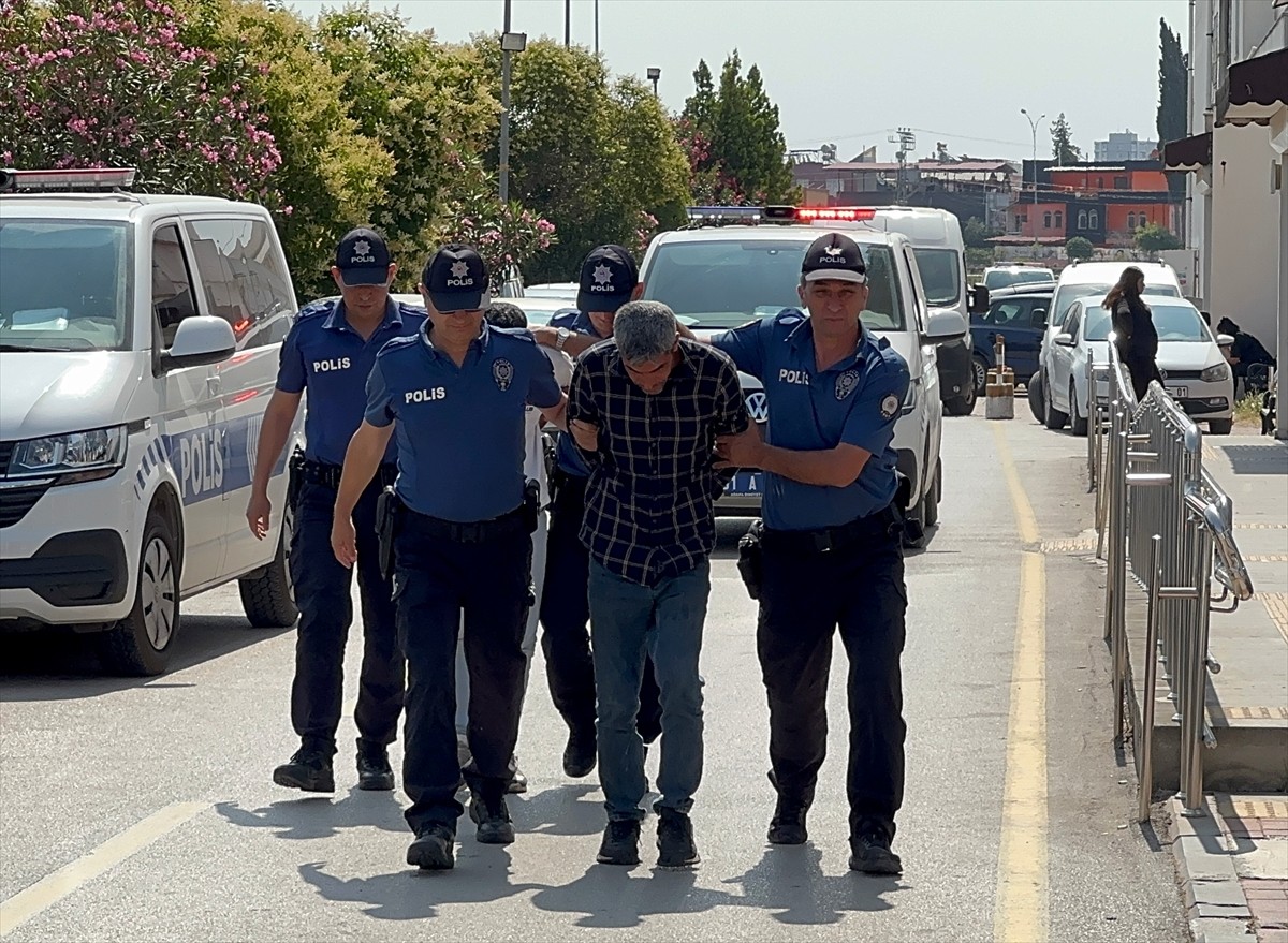 Adana'nın merkez Seyhan ilçesinde kavga ettiği dayısını bıçakla yaralayan şüpheli tutuklandı....