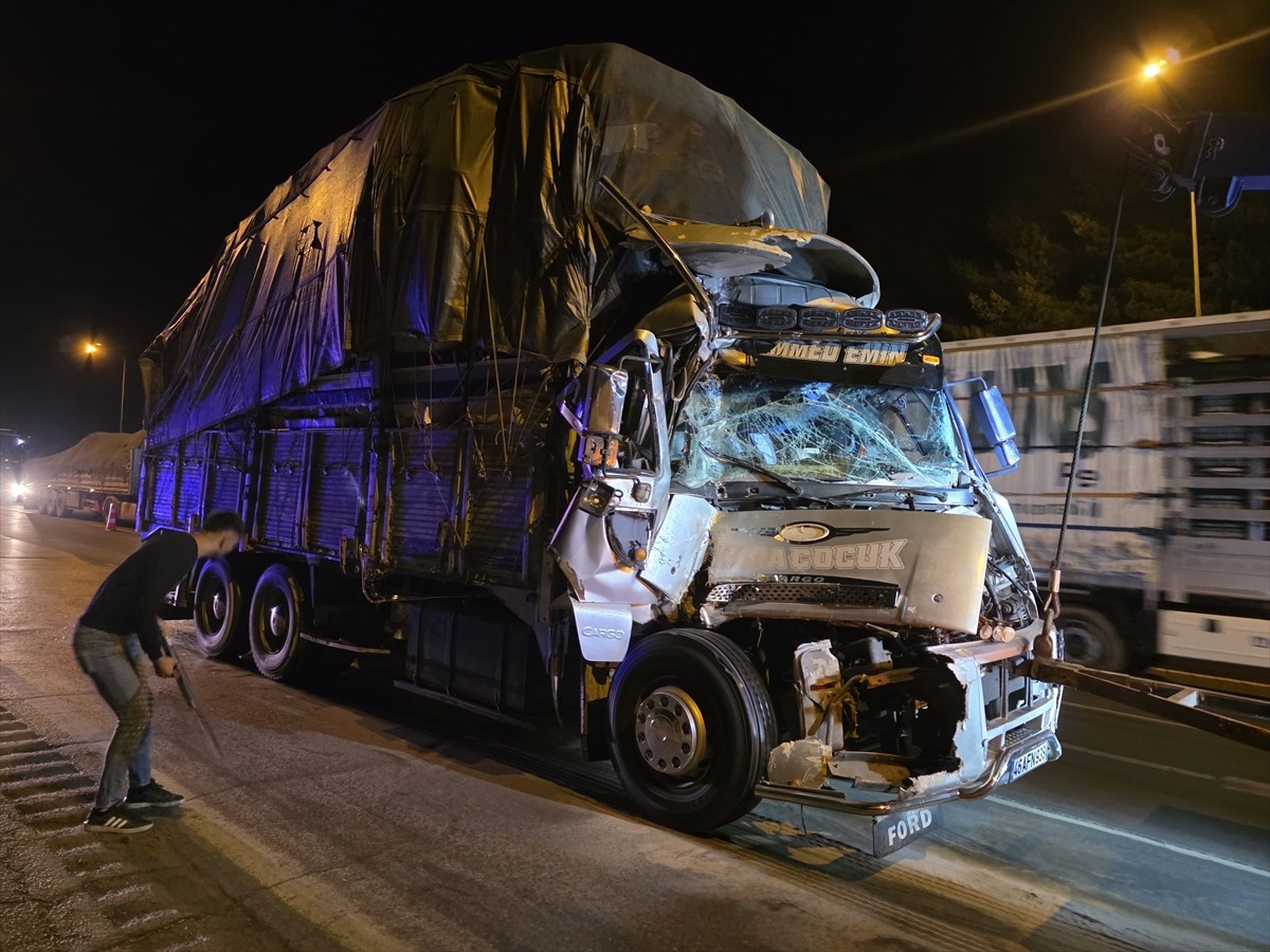 Adana-Pozantı Otoyolu'nda meydana gelen maddi hasarlı trafik kazası nedeniyle ulaşımda aksama...