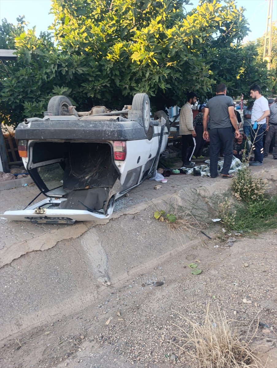 Adıyaman'da hafif ticari aracın şarampole devrilmesi sonucu sürücü öldü, eşi yaralandı.
