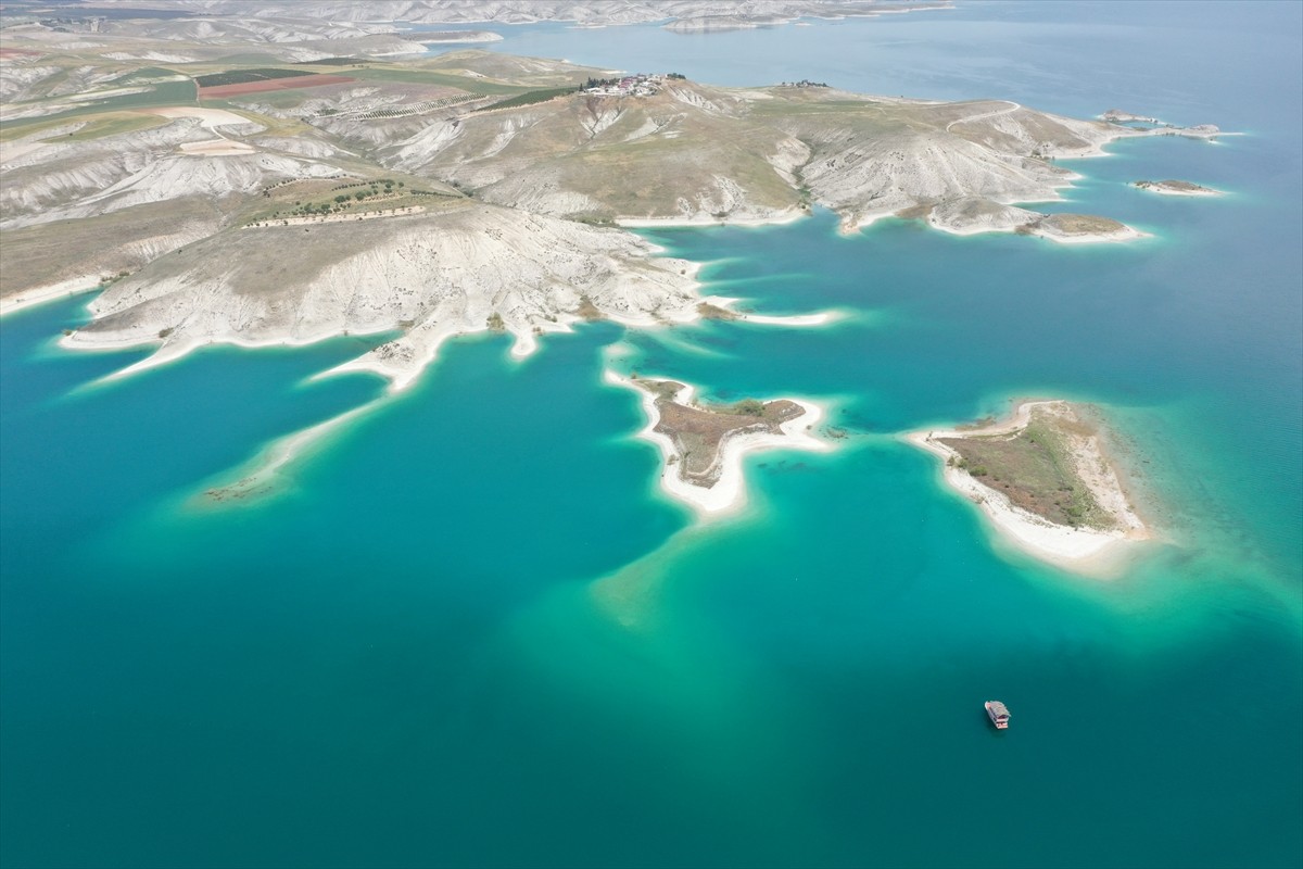 Adıyaman'daki Atatürk Baraj Gölü içinde bulunan yükselti ve adacıklar adeta "Maldivler"i...