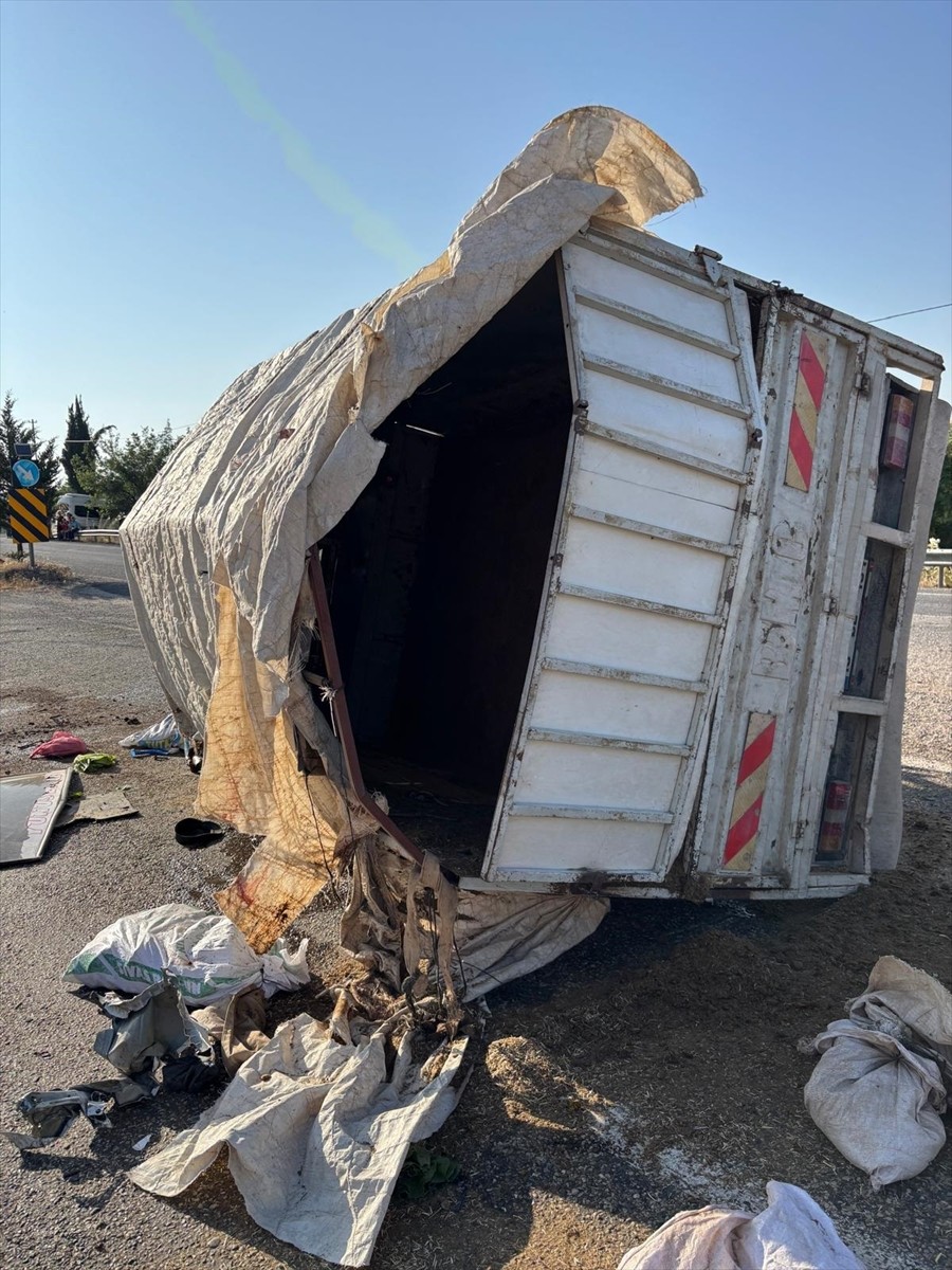 Adıyaman'ın Besni ilçesinde otomobil ile kamyonetin çarpışması sonucu 1 kişi öldü, 5 kişi...