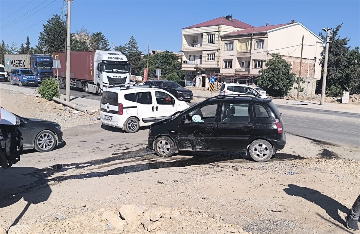  Adıyaman'ın Gölbaşı ilçesinde iki otomobilin çarpışması sonucu 4 kişi yaralandı.