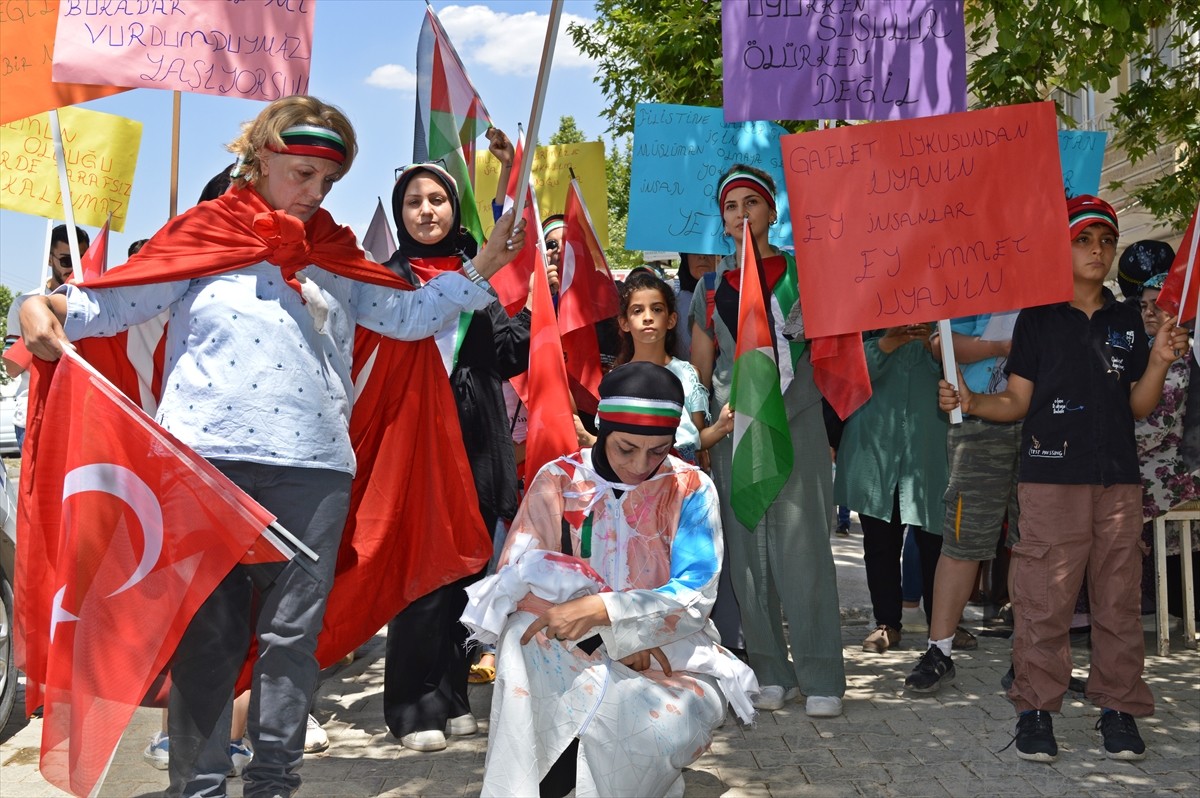 Adıyaman'ın Gölbaşı ilçesinde, İsrail'in Gazze'ye saldırıları protesto edildi.