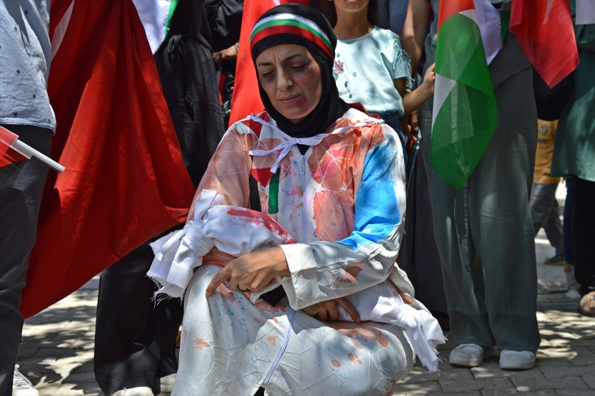 Adıyaman'ın Gölbaşı ilçesinde, İsrail'in Gazze'ye saldırıları protesto edildi.