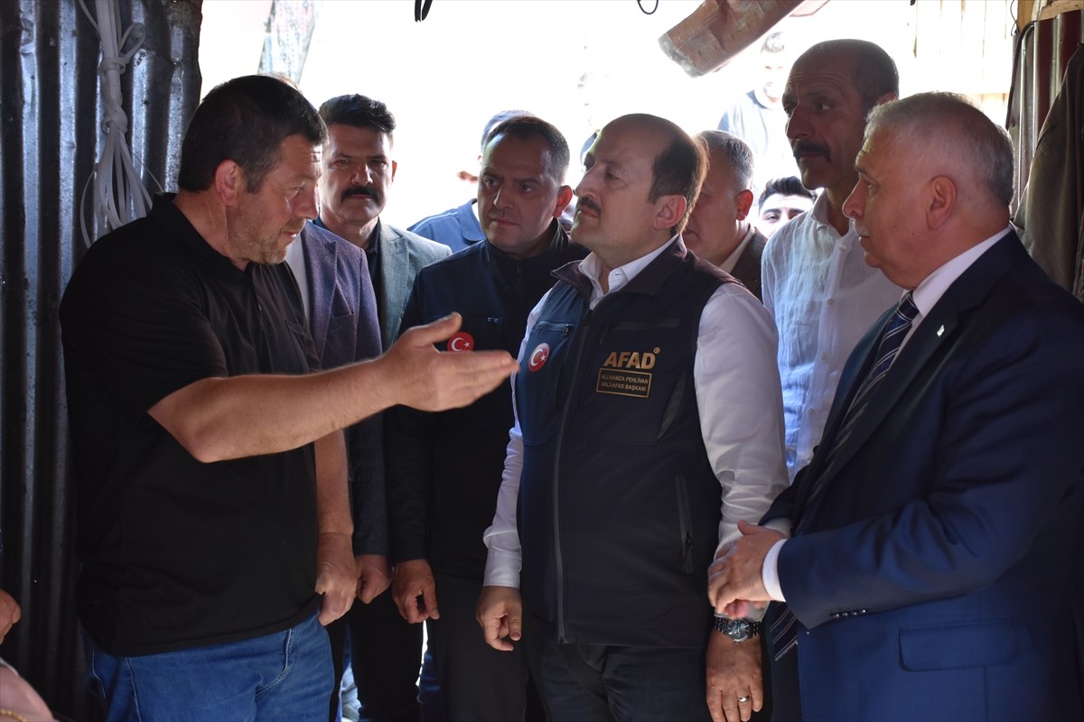 Afet ve Acil Durum Yönetimi (AFAD) Başkanı Ali Hamza Pehlivan (sol 2), Trabzon'da 3 Haziran'da...