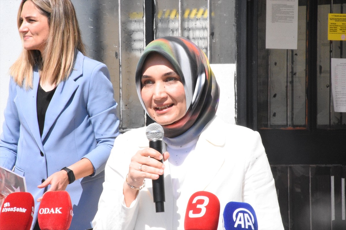 Afyonkarahisar'da 142 bin 592 öğrenci karne sevinci yaşadı. Afyonkarahisar Valisi Kübra Güran...