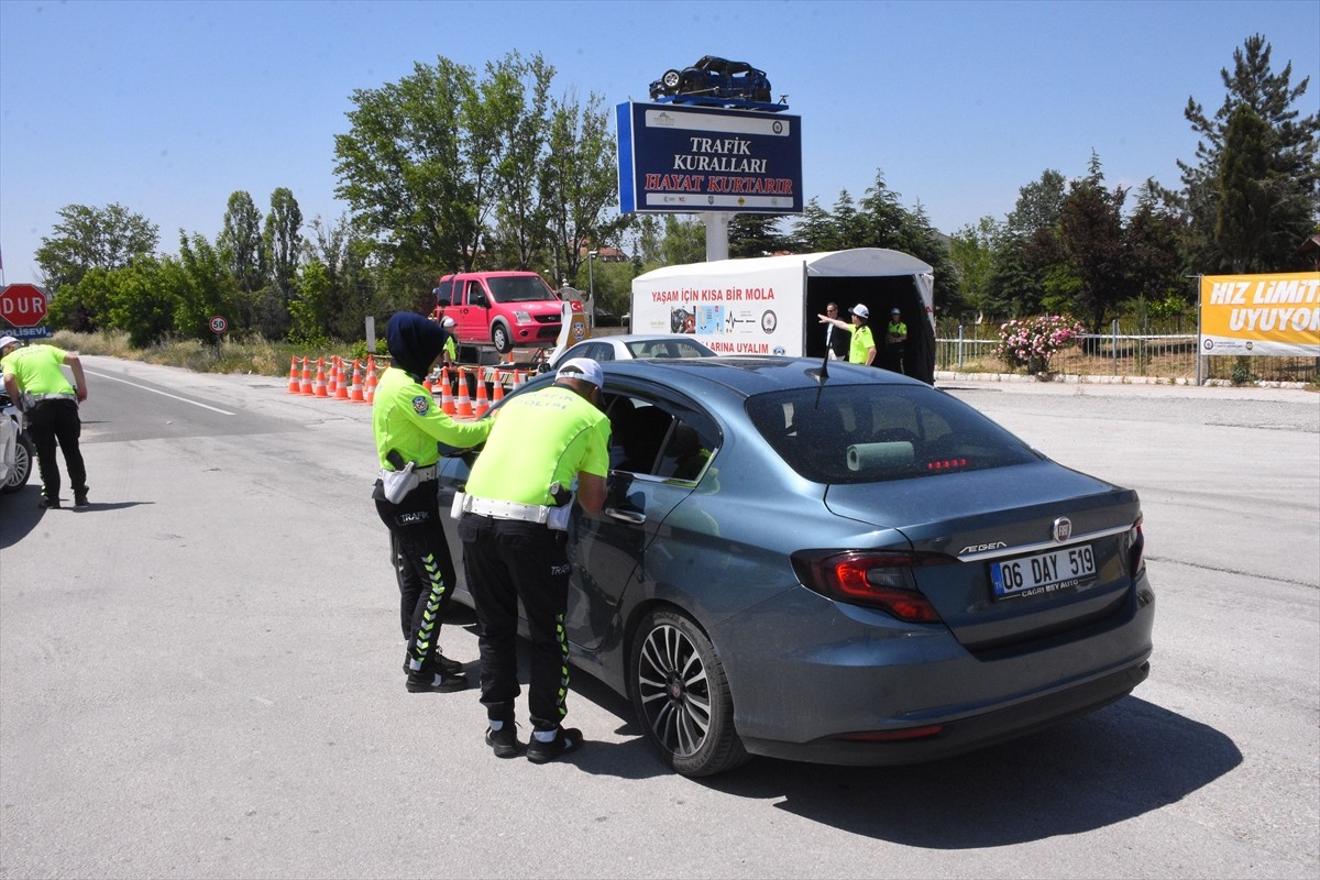 Afyonkarahisar'da Kurban Bayramı tatili dolayısıyla yola çıkanlar trafikte yoğunluk...