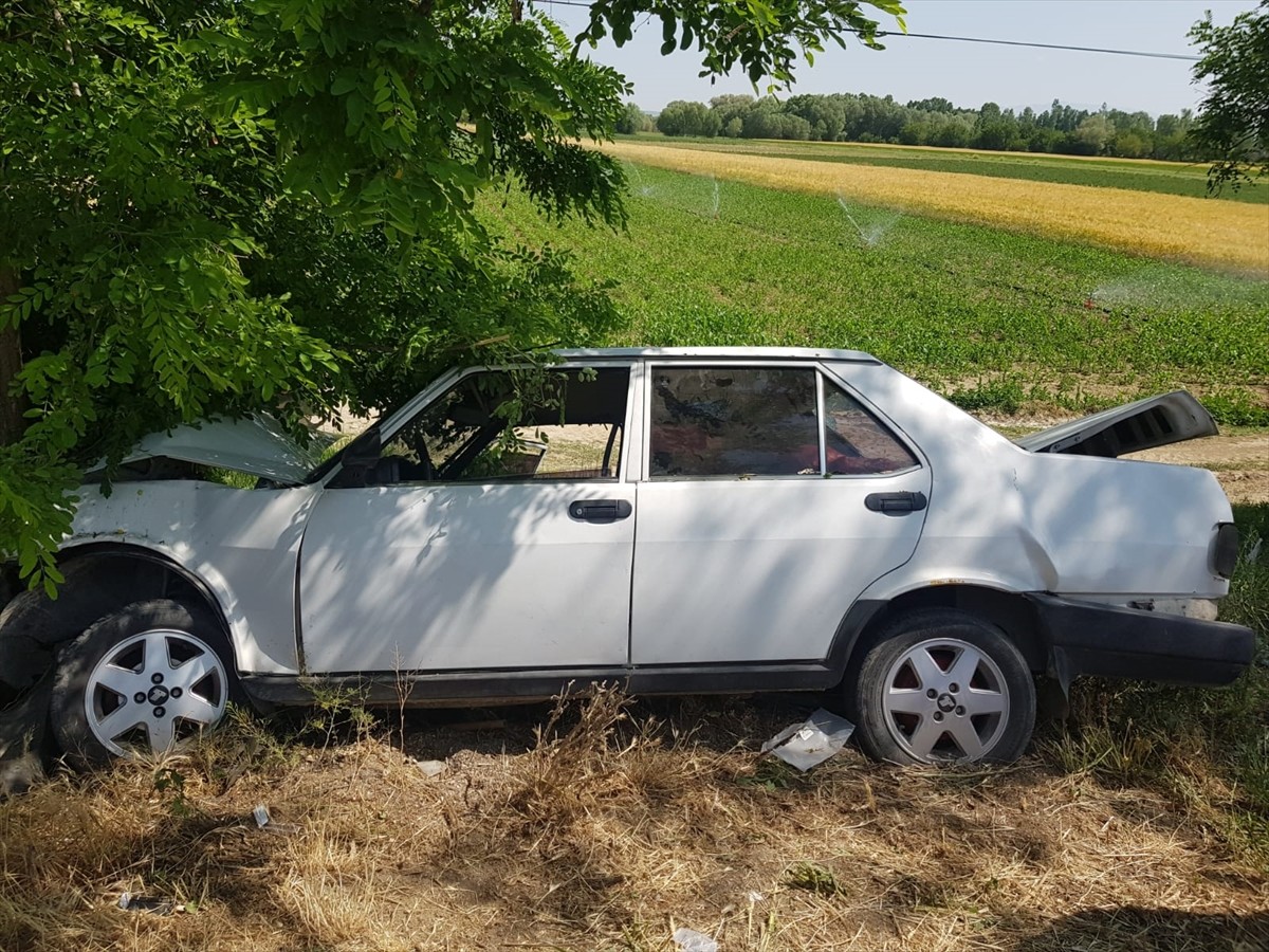Afyonkarahisar'ın Çay ilçesinde iki otomobilin çarpışması sonucu 6 kişi yaralandı.