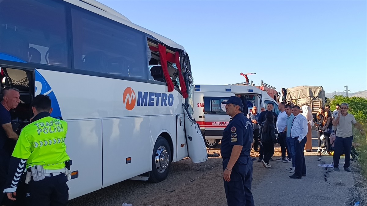  Afyonkarahisar'ın Sandıklı ilçesinde yolcu otobüsünün yem yüklü tıra çarptığı kazada 9 kişi...