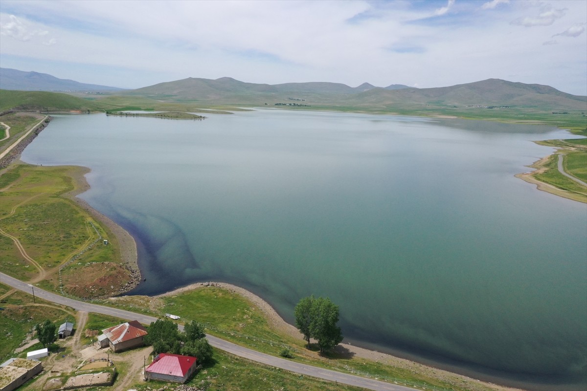 Ağrı'nın Patnos ilçesinde içme suyu ile tarımsal sulamada kullanılan ve kış aylarında büyük bölümü...