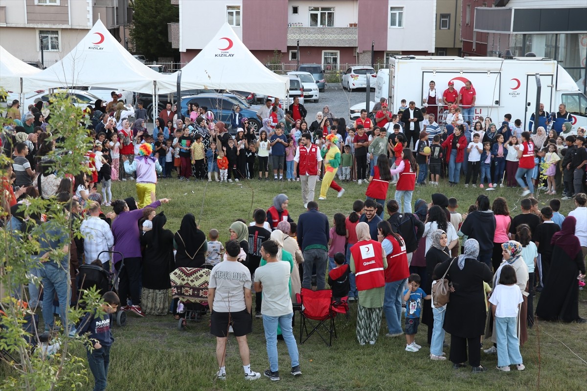 Ağrı ve Doğubayazıt ilçesinde etkinliklerde oyunlarla eğlenen çocuklar, açık havada sinema...
