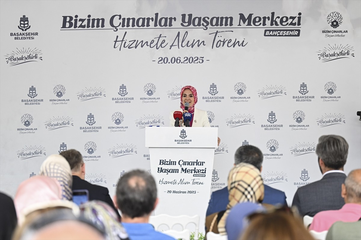 Aile ve Sosyal Hizmetler Bakanı Mahinur Özdemir Göktaş, Başakşehir'deki "Bizim Çınarlar Yaşam...