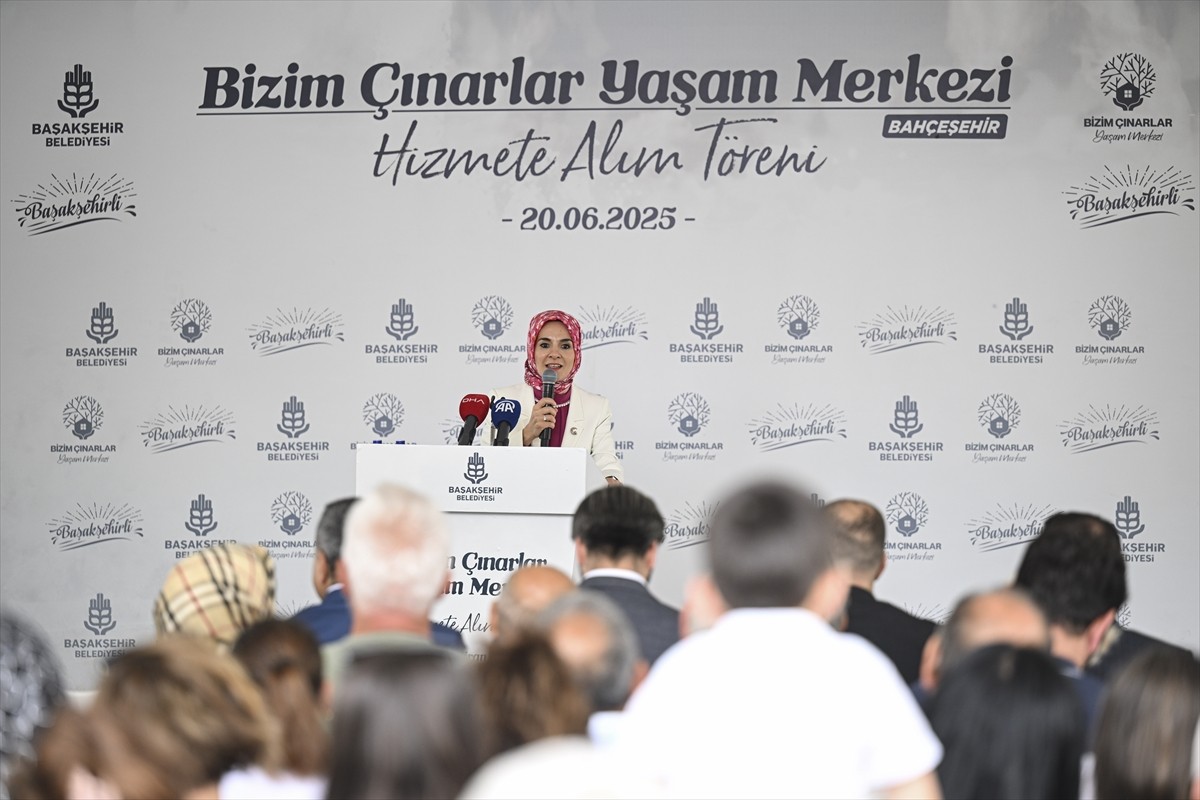 Aile ve Sosyal Hizmetler Bakanı Mahinur Özdemir Göktaş, Başakşehir'deki "Bizim Çınarlar Yaşam...