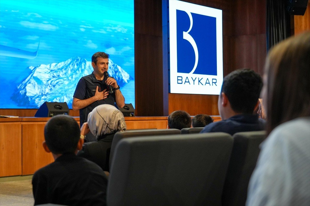 Aile ve Sosyal Hizmetler Bakanı Mahinur Özdemir Göktaş (solda), Bakanlığa bağlı çocuk bakım...