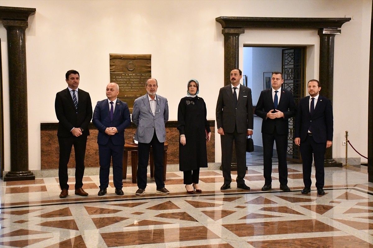 AK Parti Bursa Milletvekili ve Kuzey Makedonya Dostluk Grubu Başkanı Ahmet Kılıç (sağda) ile...