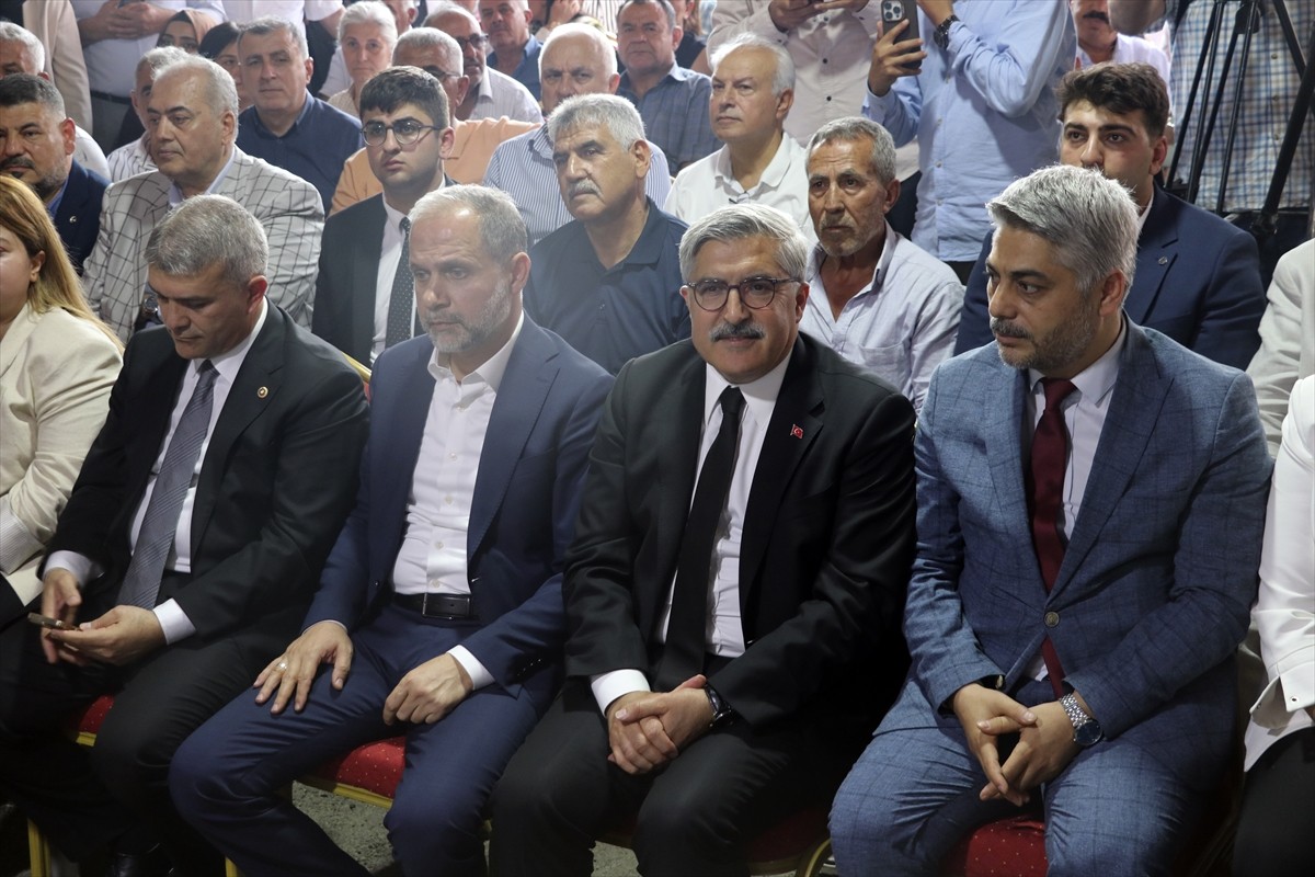 AK Parti Genel Başkan Yardımcısı Hüseyin Yayman (sol 5), AK Parti Hatay İl Başkanlığınca Kurban...