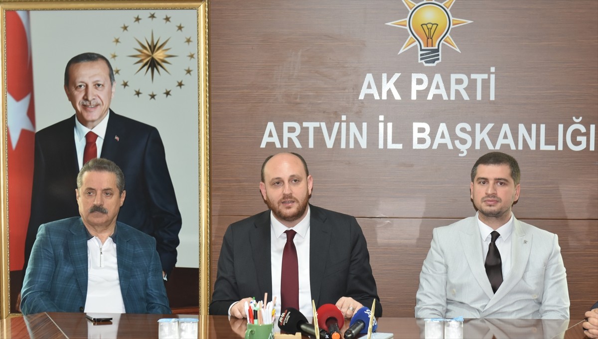 AK Parti Genel Başkan Yardımcısı ve Yalova Milletvekili Ahmet Büyükgümüş (ortada), Artvin'de...