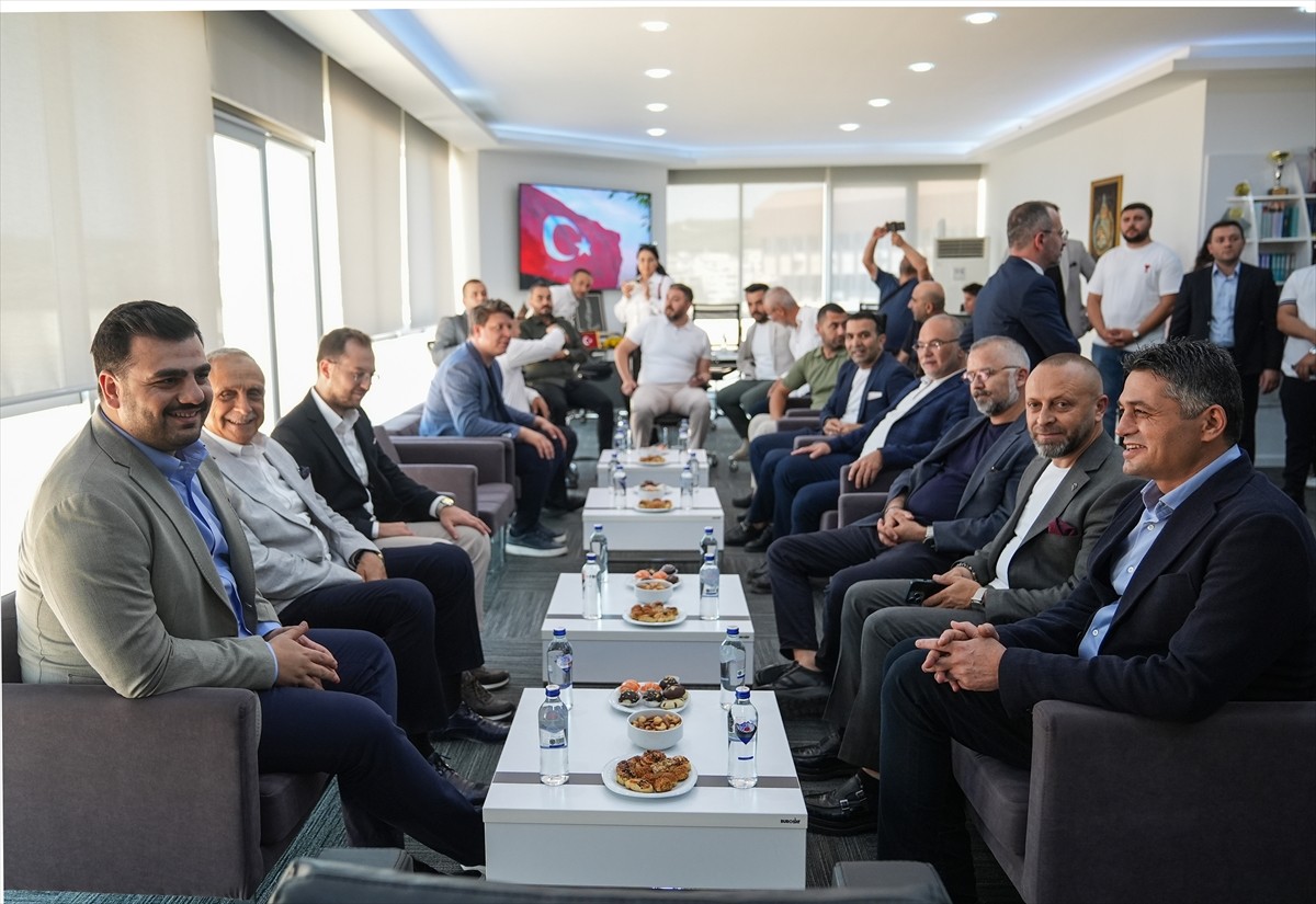 AK Parti Genel Sekreteri Eyyüp Kadir İnan (sağda), Aliağa Belediye Başkanı Serkan Acar'ı (solda)...