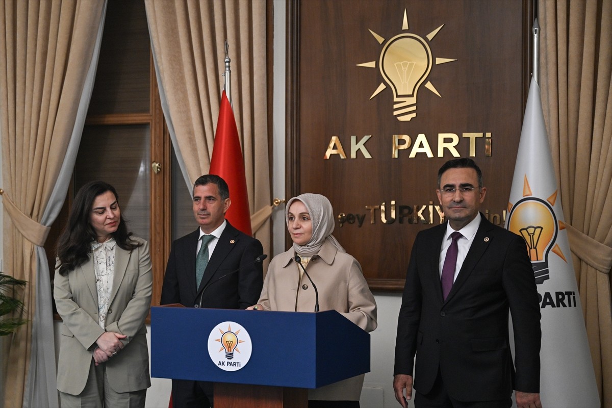 AK Parti Grup Başkanvekili Leyla Şahin Usta (sağ 2), Sağlıkla İlgili Bazı Kanunlarda ve 663 Sayılı...